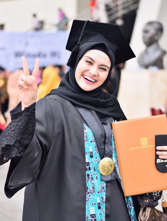 Zee Zee Shahab berhasil menyelesaikan pendidikan masternya kurang dari dua tahun. Ia lulus dengan predikat cum laude. (Foto: instagram.com/zeezeeshahab)