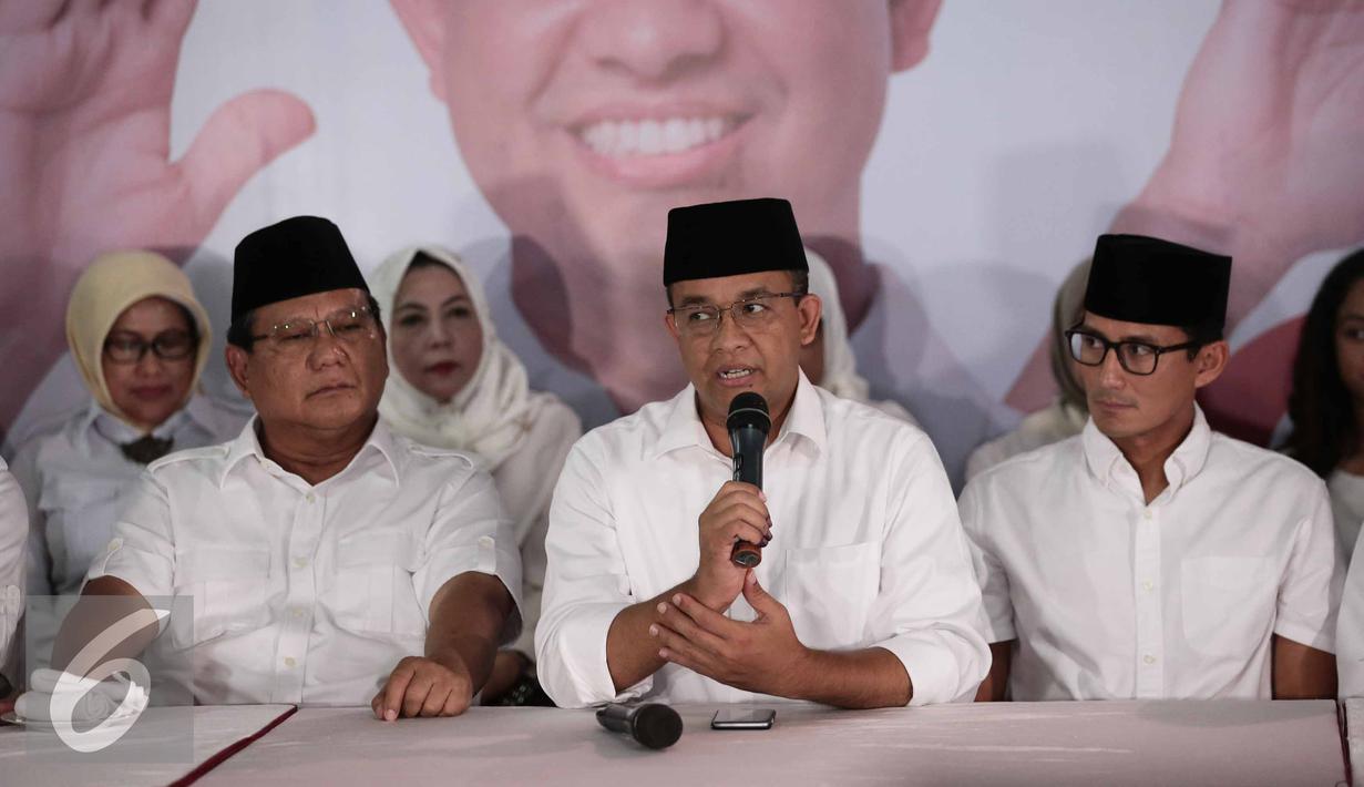 Calon gubernur Anies Baswedan (tengah) memberikan keterangan di DPP Gerindra, Jakarta, Rabu (15/2). Ketua Umum Partai Gerindra Prabowo Subianto menyampaikan terima kasih untuk rakyat Jakarta. (Liputan6.com/Faizal Fanani)