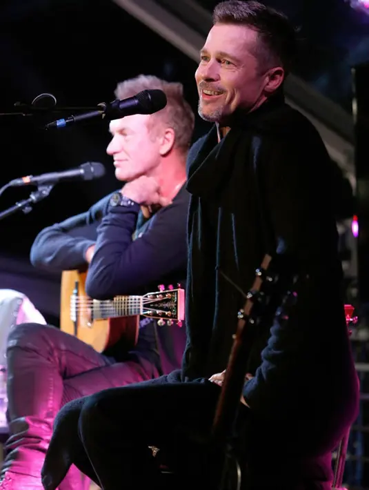 Menurut seorang sumber, saat itu Pitt terlihat sangat menikmati acara penggalangan dana tersebut. Bersama  teman-temannya, ia asik memberikan penampilannya dengan semangat yang luar biasa. (doc.aceshowbiz.com)