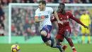 Gelandang Liverpool, Naby Keita, berebut bola dengan pemain AFC Bournemouth, Ryan Fraser, pada laga Premier League di Stadion Anfield, Sabtu (9/2). Liverpool menang 3-0 atas AFC Bournemouth. (AP/Rui Vieira)