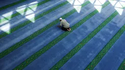 Salah satu umat muslim di Malaysia melakukan shalat disela-sela istirahat siang di hari kedua Ramadan,  (30/6/2014). (REUTERS/Samsul Said)