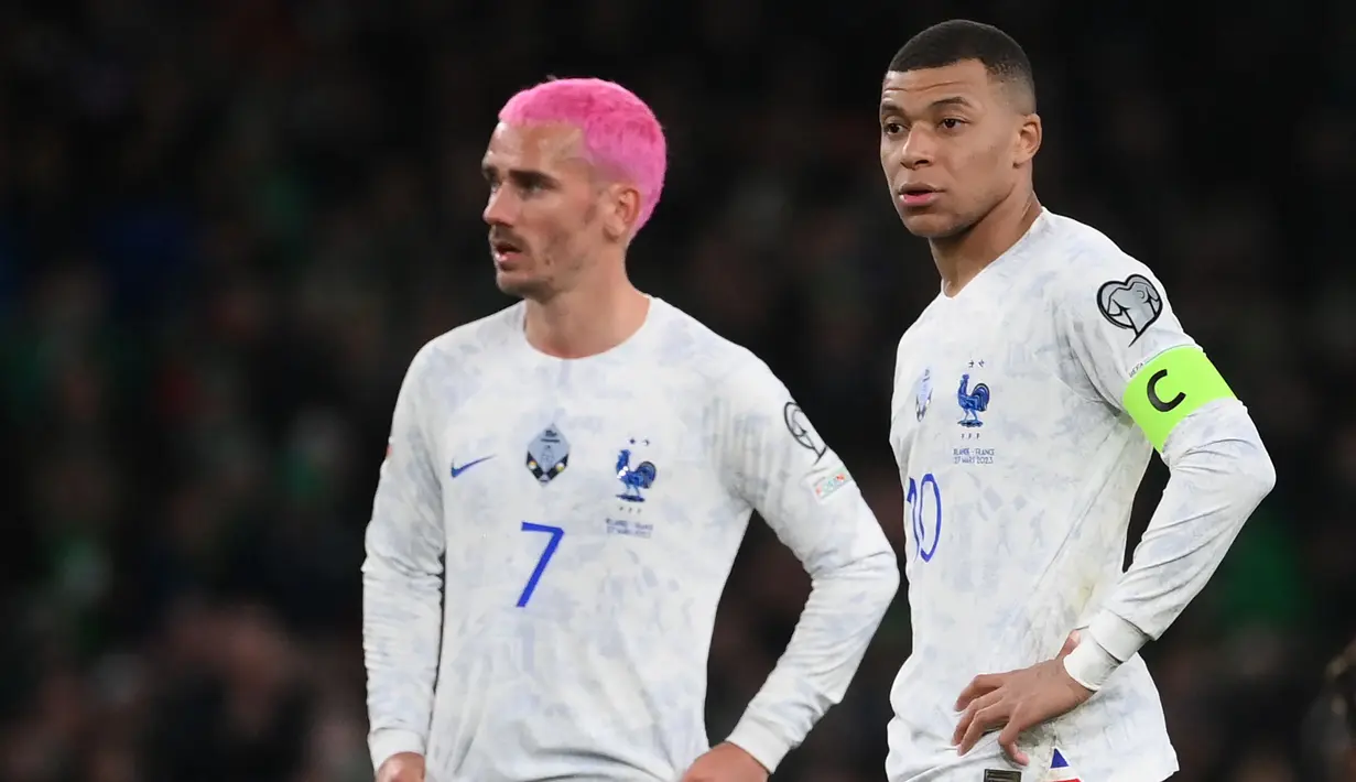 Pemain Timnas Prancis, Kylian Mbappe (kanan) dan Antoine Griezmann saat laga Grup B Kualifikasi Euro 2024 melawan Timnas Irlandia di Stadion Aviva, Dublin, Irlandia, Selasa (28/03/2023) WIB. Les Bleus berhasil meraih kemenangan tipis 1-0. (AFP/Franck Fife)