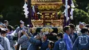 Dua wanita berselfie saat mengikuti perayaan nasional untuk menandai penobatan Kaisar Jepang Naruhito di depan Istana Kekaisaran di Tokyo (9/11/2019). Kaisar Naruhito menjalankan ritual penobatannya setelah dilantik pada 1 Mei 2019. (AFP Photo/Charly Triballeau)