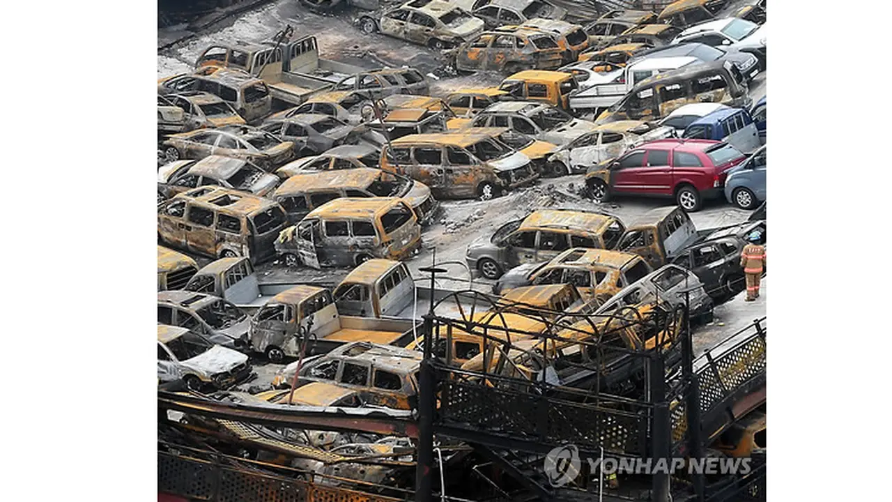 Video 500 Mobil Hangus Terbakar di Tempat Parkir