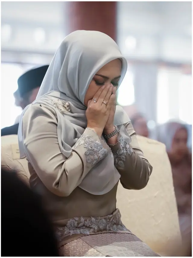 6 Potret Kebaya Satin Ikke Nurjanah di Momen Akad Nikah Adira Kania, Tampil Elegan