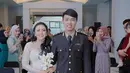 Penampilan adik Via Vallen saat resepsi pernikahan juga tak luput dari sorotan netizen. Ia tampil begitu anggun dengan dress berwarna putih lengkap dengan mahkotanya. (Liputan6.com/IG/@ellarose_me)