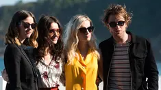 Aktor Robert Pattinson berpose dengan Mia Goth, Juliette Binoche dan Agata Buzek saat pemotretan mempromosikan film "High life" selama Festival Film San Sebastian ke-66, di kota Basque Spanyol utara San Sebastian (27/9). (AFP Photo/Ander Gillenea)