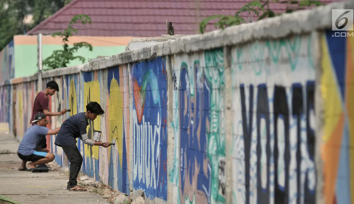 Sejumlah anak dari komunitas mural setempat saat berpatisipasi menggambar tembok yang berada di pinggir Jalan Landasan Pacu, Kemayoran, Jakarta, Rabu (11/7). (Merdeka.com/Iqbal S. Nugroho)