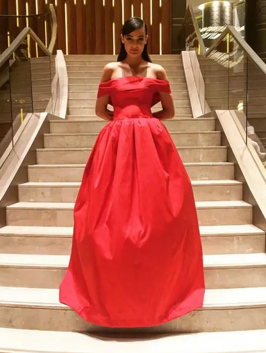 Pengadilan Istanbul menjatuhkan hukuman kepada model sekaligus mantan Ratu Kecantikan Merve Buyuksarac (27) selama 14 bulan, karena menghina Presiden Erdogan dalam puisi satir yang diposting di akun Instagram miliknya. (instagram.com/mervebuyuksarac)