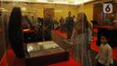 Pengunjung melihat Pameran Artefak Rasulullah SAW dan Sahabat di Masjid At-Tin, Jakarta Timur, Sabtu (25/3/2023). (merdeka.com/Imam Buhori)