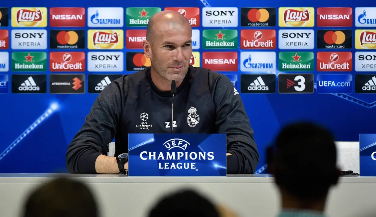 Zinedine Zidane melakukan jumpa pers jelang laga leg kedua perempat final Liga Champions di Valdebebas Sport City, Madrid, Spanyol (17/4). Dalam pertemuan pertama Real Madrid menang atas Bayern Muenchen dengan skor 2-1. (AFP Photo / Gerard Julien)