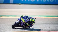 Pembalap Movistar Yamaha, Valentino Rossi saat beraksi pada kualifikasi MotoGP Aragon 2018. (Twitter/Yamaha MotoGP)