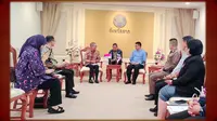 Duta Besar RI untuk Thailand Rachmat Budiman bersama Direktur Pelindungan WNI Kemlu RI Judha Nugraha, bertemu dengan Gubernur Provinsi Tak Chucheep Phongchai untuk membahas upaya repatriasi WNI. (Dok. Kemlu RI)