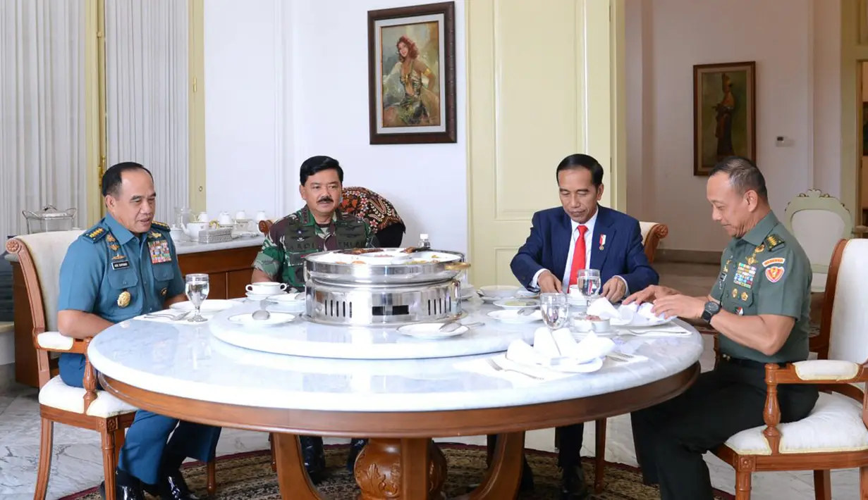 Presiden Joko Widodo (Jokowi) bersama Panglima TNI Marsekal TNI Hadi Tjahjanto (kedua kiri), KSAL Laksamana TNI Ade Supandi (kiri) dan KSAD Jenderal TNI Mulyono santap siang bersama di Ruang Keluarga Gedung Induk Istana BogorKamis (14/12). (dok. Setpres)