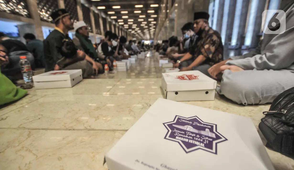 Umat Muslim berbuka bersama pada hari pertama ibadah puasa di Masjid Istiqlal, Jakarta Pusat, Minggu (3/4/2022). Kebijakan Pemerintah memperbolehkan umat Islam untuk melaksanakan buka puasa bersama pada Ramadhan 1443 H menyusul kasus covid-19 yang sudah melandai. (merdeka.com/Iqbal S.Nugroho)