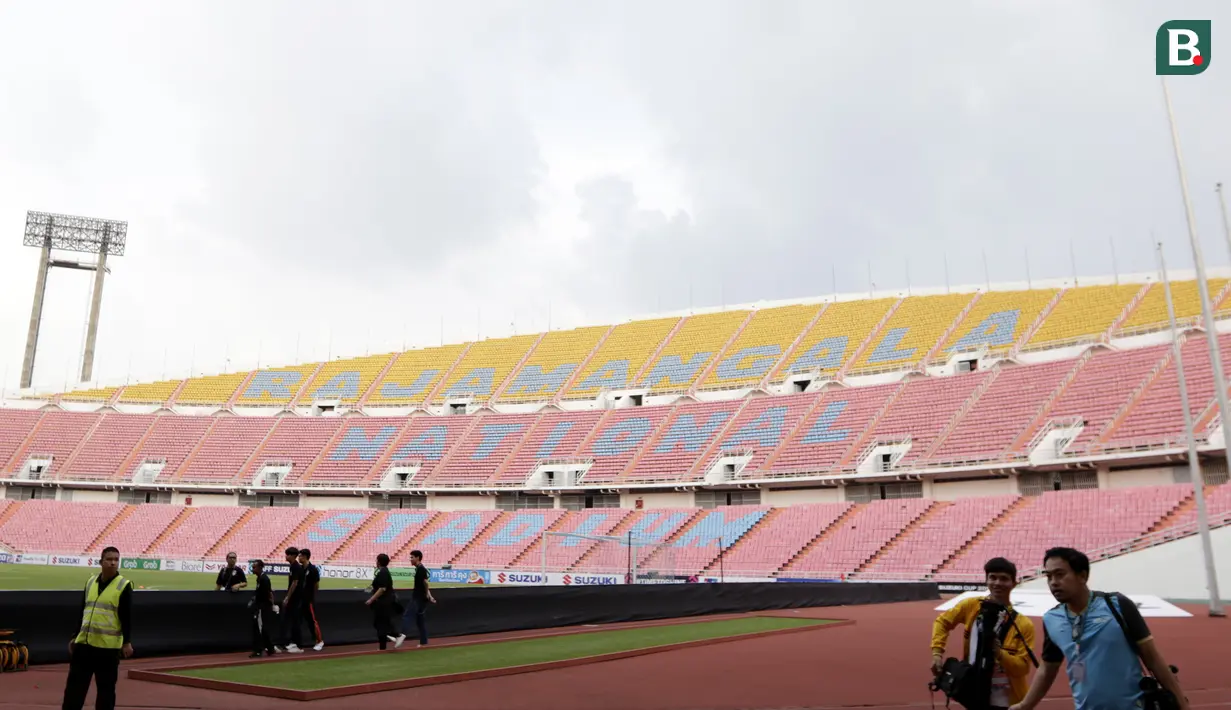 Suasana tampak dalam dari Stadion Rajamangala, Bangkok, Jumat (16/11). Stadion dengan kapasitas 49.722 kursi itu akan menggelar laga Piala AFF 2018 antara Thailand melawan Timnas Indonesia. (Bola.com/M. Iqbal Ichsan)
