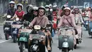 Anggota komunitas Vespa se-Jabodetabek saat konvoi dalam rangka memperingati Hari Kartini di Jakarta, Minggu (21/4). Dalam konvoi ini para pengendara vespa mengenakan kebaya bagi perempuan dan batik serta lurik bagi laki-laki. (merdeka.com/Iqbal Nugroho)