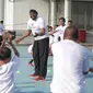 Sam Perkins Melatih Anak-anak Jalanan (Faisal Fanani/Liputan6.com)