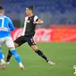 Penyerang Juventus, Cristiano Ronaldo (kanan) mencoba melewati adangan pemain Napoli, Jose Callejon di final Coppa Italia 2019-2020 (Foto: Twitter Juventus FC)