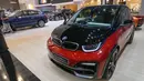 Sebuah mobil New BMW i3s dipajang dalam pameran GIIAS 2019, di ICE BSD, Tangerang, Jumat (19/7/2019). Mobil ramah lingkungan mampu menempuh jarak antara 330 hingga 345 km dalam sekali pengisian daya yang mengacu pada metode pengetesan NEDC. (Liputan6.com/Fery Pradolo)