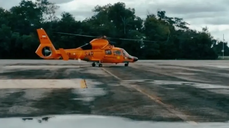 Heli Basarnas dari Pekanbaru yang diperbantukan untuk evakuasi rombongan Kapolda Jambi yang mengalami kecelakaan helikopter.