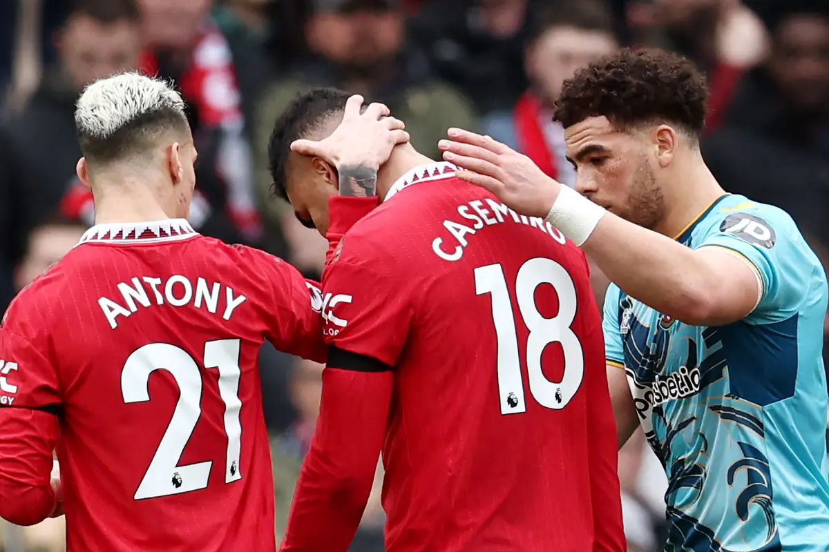 Foto: Ekspresi Casemiro Setelah Diusir Wasit, MU Ditahan Tim Juru Kunci Southampton