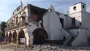 The Jojutla Municipal Palace mengalami kerusakan parah akibat gempa berkekuatan 7,1 SR di negara bagian Morelos, Meksiko, Selasa (19/9). Banyak bangunan kehilangan aliran listrik saat gempa melanda tepat di jam makan siang. (AP Photo/Carlos Rodriguez)