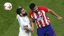 Striker Atletico Madrid, Diego Costa, duel udara dengan bek Marseille, Adil Rami, pada laga final Liga Europa di Stadion Groupama, Lyon, Kamis (17/5/2018). Atletico Madrid menang 3-0 atas Marseille. (AP/Christophe Ena)