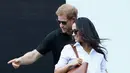 Hubungan Pangeran Harry dan Meghan Markle kini sedang ramai disorot publik. Selain soal penampilan pertamanya di depan umum saat hadir di Invictus Games, rencana pernikahan pun kian menyeruak. (AFP/Chris Jackson)