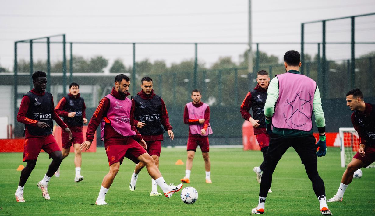Gelandang Manchester United, Bruno Fernandes (tiga kiri), mengontrol bola disaksikan pemain lainnya saat sesi latihan yang berlangsung di Carrington Training Ground, Manchester, Inggris, Selasa (19/9/2023). (X/@ManUtd)
