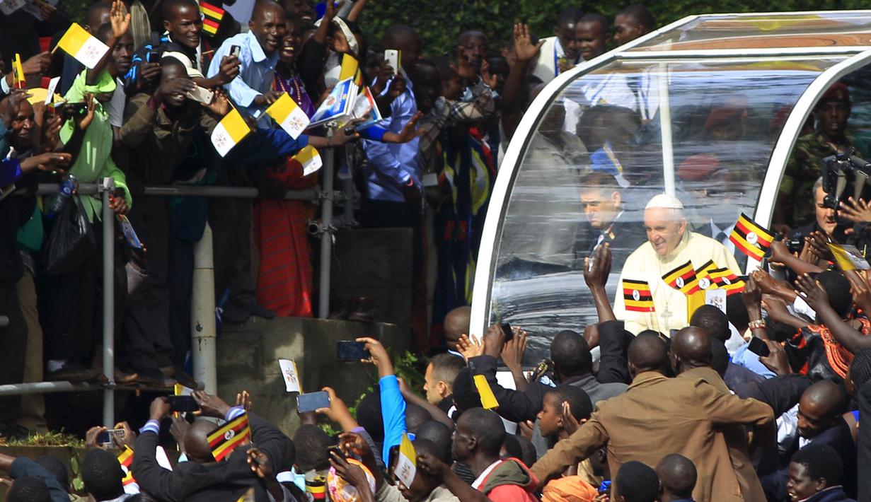 Paus Francis tersenyum saat tiba di kuil Uganda Martir untuk memimpin massa di Namugongo, Uganda, (28/11). (REUTERS/James Akena)