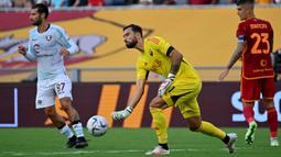 Kiper asal Portugal berusia 36 tahun, Rui Patricio yang didatangkan AS Roma sejak awal musim 2021/2022 dari Wolverhampton Wanderers mampu membawa Il Giallorossi menempati posisi kelima klasemen sementara Serie A 2023/2024 dengan mengoleksi 51 poin setelah melewati 29 laga. Tampil dalam 23 laga, ia sukses membuat 6 kali clean sheet dan kebobolan 27 gol. Namun posisinya kini mulai terancam setelah dalam lima laga terakhir ia harus duduk di bangku cadangan digantikan kiper asal Serbia, Mile Svilar. (AFP/Alberto Pizzoli)