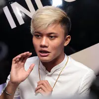 Untuk mengatasi segala rasa khawatirnya, Iki pun melakukan berbagai cara. Ia siap melakukan kolaborasi dengan berbagai musisi demi kelancaran promosi lagu terbarunya ini. (Deki Prayoga/Bintang.com)