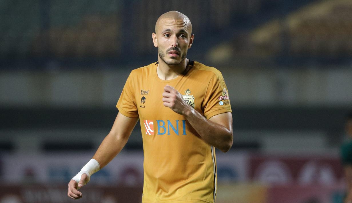 Youssef Ezzejjari hampir membuat Bhayangkara FC unggul dulu jelang babak pertama berakhir dengan memanfaatkan umpan Youness Mokhtar. Lagi-lagi belum berbuah gol karena bola belum mengarah ke gawang Bajul Ijo. (Bola.com/Bagaskara Lazuardi)