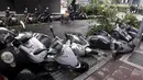 Warga berjalan melewati pohon yang tumbang dan sepeda motor yang rusak akibat Topan Dujuan di Taipei, Taiwan, Selasa (29/9/2015). 24 orang mengalami cedera akibat topan raksasa Dujuan. (REUTERS/Pichi Chuang)