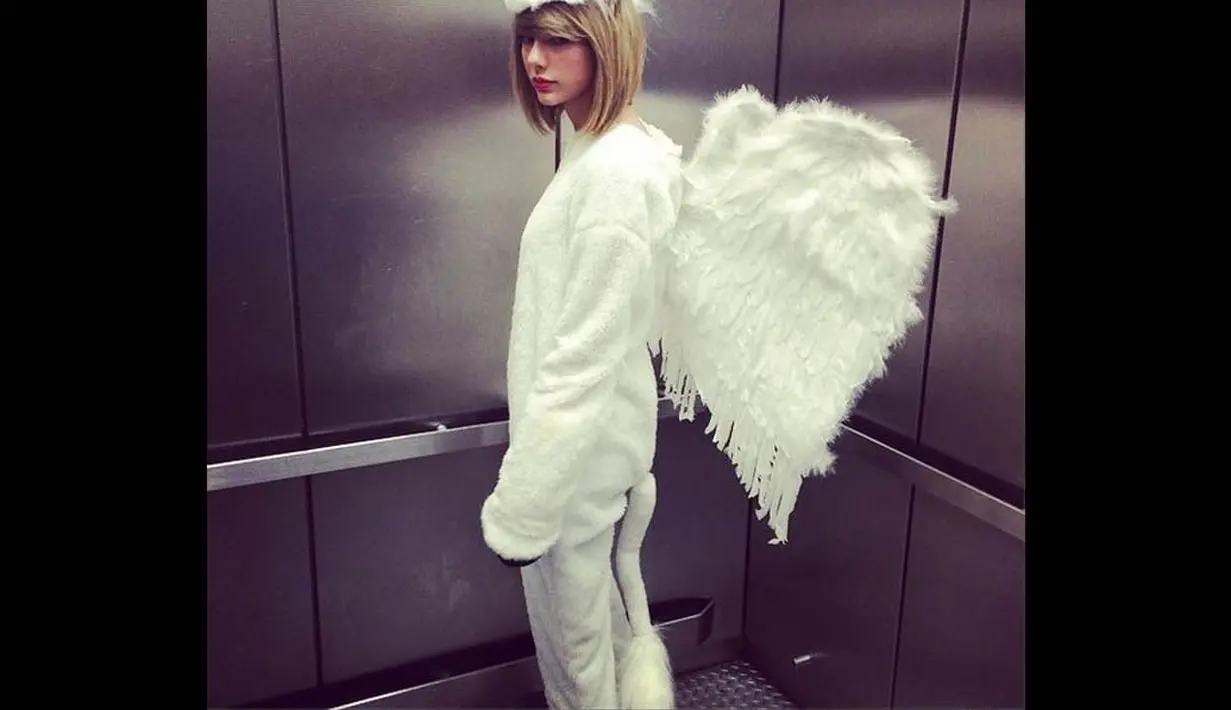 Penyanyi Taylor Swift mengubah dirinya menjadi kuda Pegasus dan Unicorn untuk merayakan Halloween di Manhattan, New York, Jumat (31/10/2014). (instagram.com/taylorswift)
