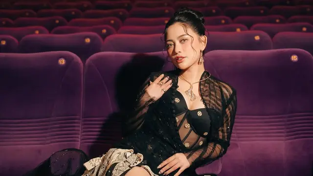 Potret cantik Rachel Vennya kenakan kebaya hitam transparan (credit: instagram/rachelvennya)