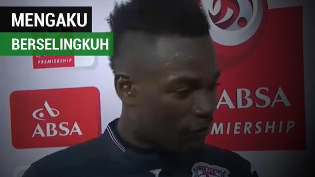 Berita video pesepak bola Afrika asal Ghana, Mohammed Anas, mengaku berselingkuh di hadapan banyak orang saat diwawancarai setelah menjadi man of the match liga di Afrika Selatan.