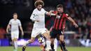 Pemain Manchester United, Marouane Fellaini saat berebut bola dengan pemain Bournemouth, Andrew Surman pada lanjutan Premier League di Vitality Stadium, Bournemouth, (18/4/2018). MU menang 2-0. (Adam Davy/PA via AP)