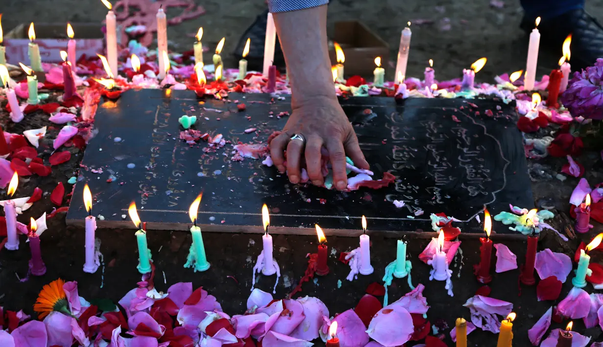 Lilin dan taburan bunga di pemakaman saat memperingati Shab-e-Barat di pinggiran Srinagar, Kashmir (11/5). Shab-e-Barat atau Nisfu Sya'ban adalah peringatan pada tanggal 15 bulan kedelapan (Sya'ban) dari kalender Islam. (AP Photo / Mukhtar Khan)
