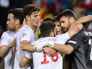 Para pemain Spanyol merayakan kemenangan atas Swiss pada pertandingan sepak bola UEFA Nations League di Stadion Stade de Geneve, Jenewa, Swiss, 9 Juni 2022. Spanyol menang 1-0. (Jean-Christophe Bott/Keystone via AP)