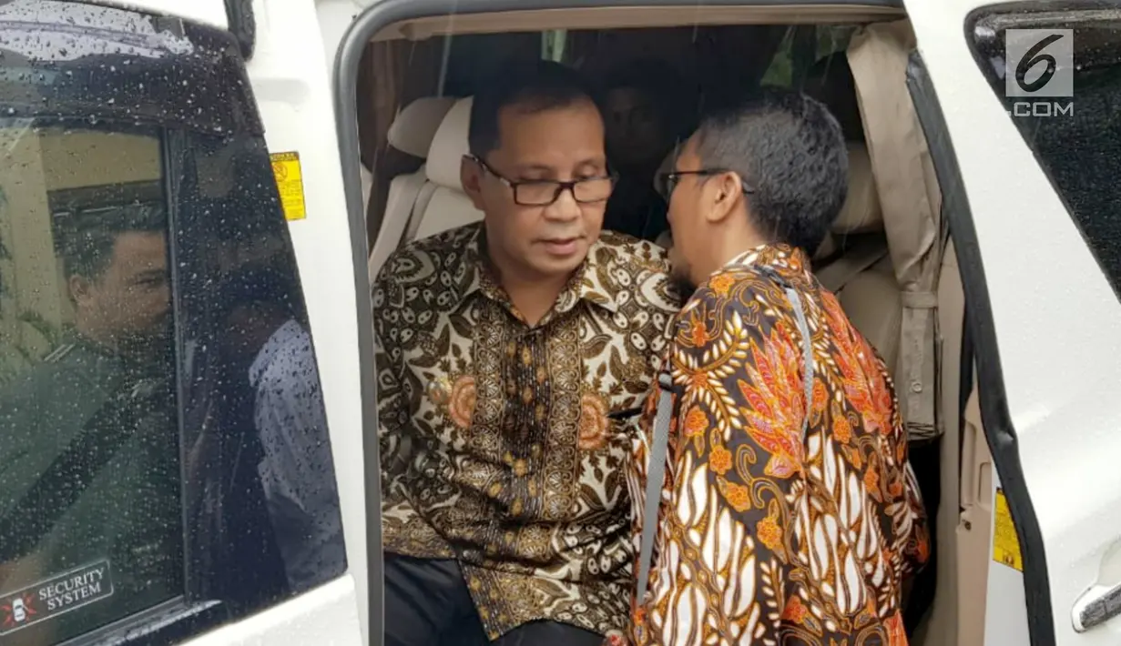 Wali Kota Makassar Mohammad Ramdhan Pomanto alias Danny Pomanto (kiri) berbincang dengan pengacaranya saat menghadiri pemeriksaan Dit Reskrimsus Polda Sulsel, Kamis (21/6). Hingga saat ini, Danny Pomanto masih berstatus sebagai saksi. (Liputan6.com/HO)