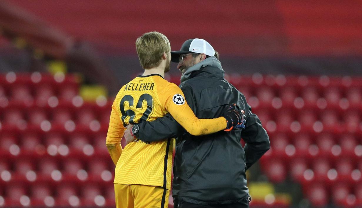 Kiper Liverpool, Caoimhin Kelleher, berbincang dengan pelatih Jurgen Klopp saat melawan Ajax Amsterdam di Stadion Anfield, Rabu (2/12/2020). Kiper ketiga The Reds itu tampil memukau dan membawa Liverpool menang atas Ajax. (Peter Byrne/Pool via AP)