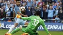 Aksi pemain Manchester City, Sergio Aguero mencetak gol ke gawang Arsenal yang dikawal, Petr Cech pada semifinal Piala FA di  Wembley stadium, London, Minggu (23/4/2017). Arsenal menang 2-1.  (AP/Kirsty Wigglesworth)