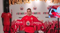 Persija Jakarta resmi memperkenalkan Maciej Gajos sebagai pemain asing baru di Persija Store, Jakarta Selatan, pada Jumat (14/7/2023) malam WIB. Pemain asal Polandia itu direkrut dengan kontrak berdurasi dua tahun. (Bola.com/Muhammad Adi Yaksa)