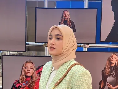 Cut Syifa tampil modis dengan blazer crop yang dipadukan dengan hijab simpel berwarna coklat muda. Aktris yang memulai karirnya sebagai artis cilik ini mulai tampil mengenakan hijab pada awal tahun 2021. (Instagram/@cutsyifaa)