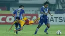 Antoni Putro (tengah), gelandang Arema Cronus berduel dengan pemain Persib, Tony Sucipto (kanan) pada laga turnamen sepak bola Bali Island 2016 di Stadion Kapten I Wayan Dipta, Gianyar, Bali Selasa (23/2/2016). (Bola.com/Peksi Cahyo)