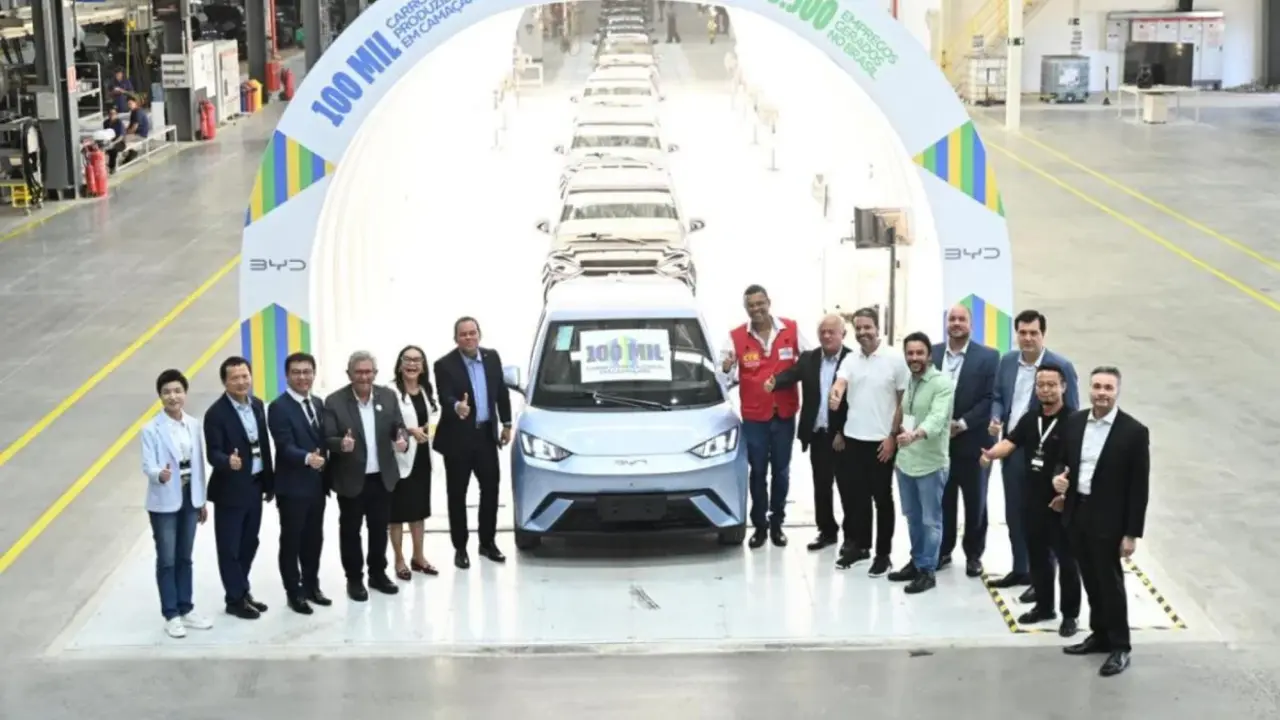BYD Brasil memperoduksi 100.000 unit mobil barunya.