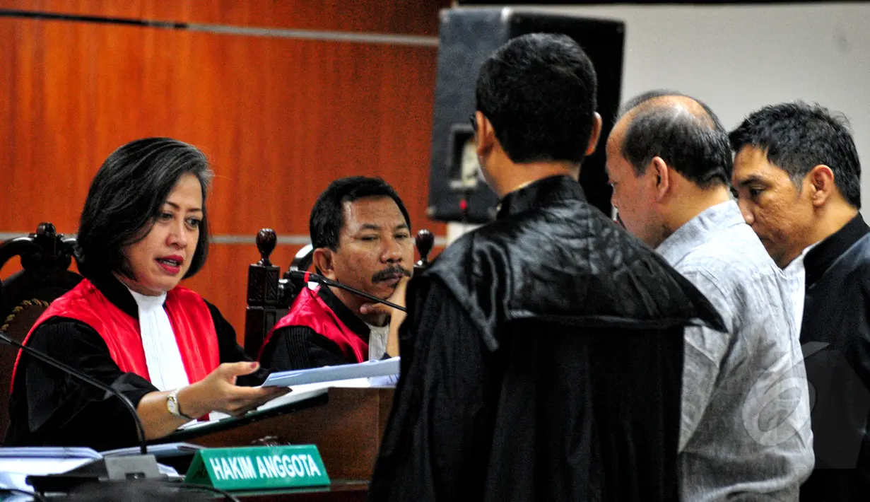 Sutan Bhatoegana memberikan nota pembelaannya kepada Hakim saat menjalani sidang dengan agenda eksepsi di Pengadilan Tipikor, Jakarta, Senin (20/4/2015). (Liputan6.com/Yoppy Renato)