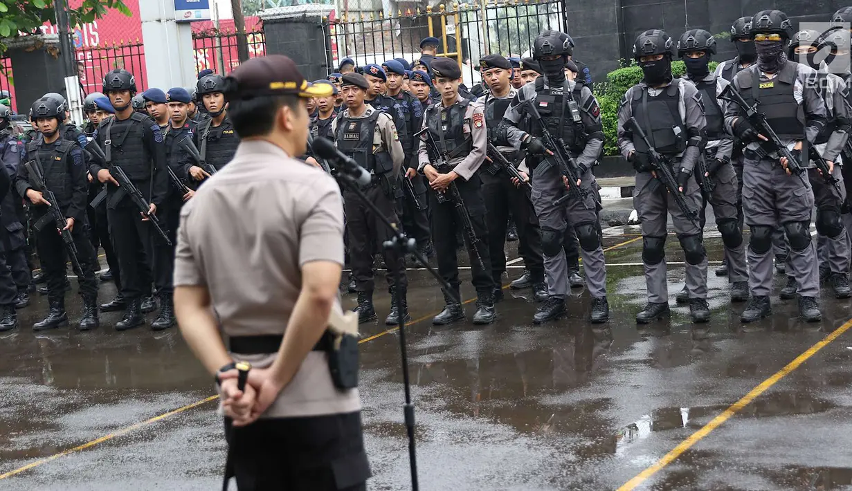 Polisi bersenjata melakukan apel sebelum pengamanan sidang kasus terorisme dengan terdakwa Aman Abdurrahman di PN Jakarta Selatan, Jumat (25/5). Agenda dalam sidang itu adalah pembacaan nota pembelaan terdakwa atau pleidoi (Liputan6.com/Immanuel Antonius)